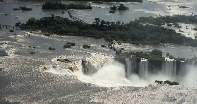 アルゼンチン側の遊歩道が滝の真上まで伸びている。