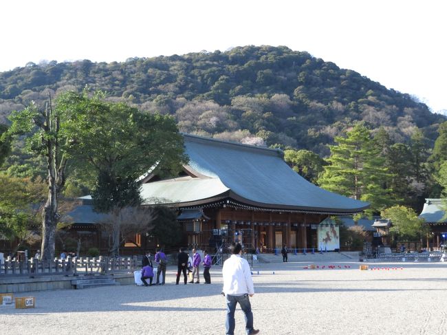 午後５時４５分、畝傍山から下山（後方の山）<br /><br />膝の調子が痛めたかな？<br />休憩所に直行し膝にテーピングをする