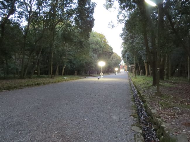 北神門から北参道にも明かりが