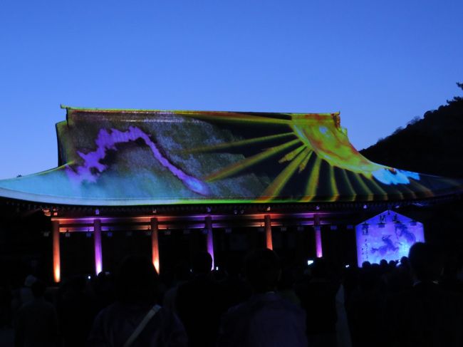 拝殿大屋根に投影、３Ｄマッピング<br /><br />内容は「神武東征」のようです<br /><br />金色の鳶に導かれて大和入り様子