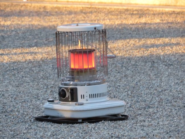 橿原神宮・拝殿前に椅子が並んでいました<br /><br />横にストーブ何個か置いてありました<br />奈良の夜は寒かったよ〜