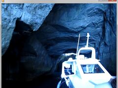 岩が間近に迫る中、船は洞窟に入って行きます!!洞窟内はヴィデオ録画したので写真は動画からキャプションしました。