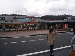 兵庫県の東の端から西の端に、高速道路を飛ばしても1時間かかります。
先ず赤穂に降り立つ前に個入れ休憩をしましょう。

龍野西のサービスエリアです。

ここは改装されて　トイレがきれいになりました。