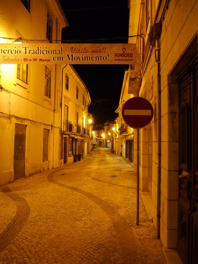 ポルトガルはどこの町も、街灯がロマンチックです。日本の街灯はロマンが無い。。