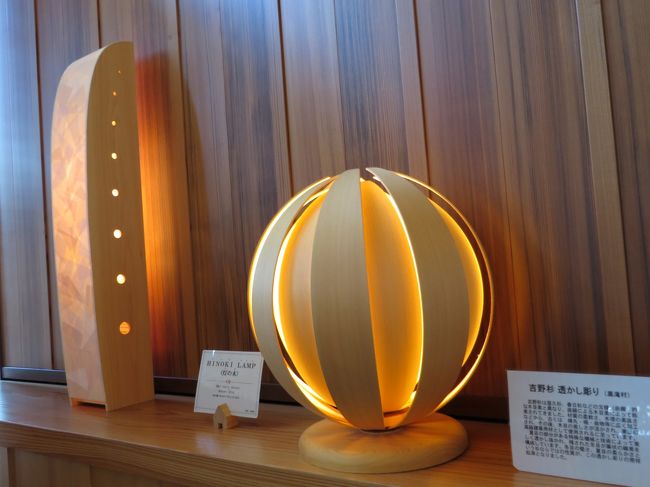 奈良県庁・エントランスホール<br /><br />木造りの飾り物素敵です