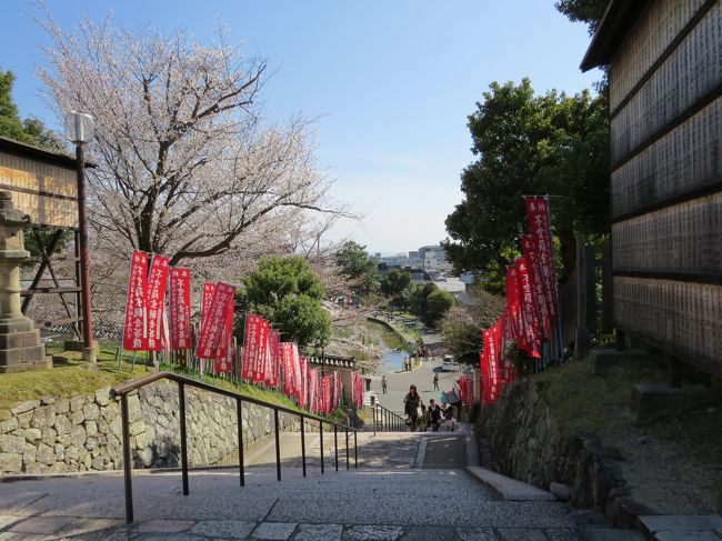 南円堂横の階段を下りて<br />猿沢池へ