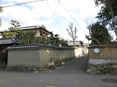 土塀が古都の雰囲気を引き立てています。ちなみにこの土塀の家は文豪の志賀直哉旧居です。