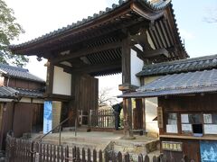 住宅街の中でひっそりと佇む新薬師寺に到着。入り口の南門は鎌倉時代の建立で重要文化財に指定されています。