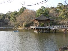 春日大社参道から少し外れたところにある鷺池には浮見堂があります。池の上の建物って絵になりますよね。