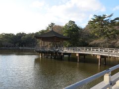 浮見堂は椅子があり休憩所にピッタリ。