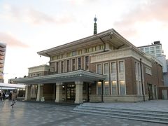 本日の宿泊は奈良駅前のホテル日航奈良。食事は付いていませんので再び外に出てお店探しです。こちらは旧JR奈良駅舎、現在は観光案内所として再活用されています。奈良らしく寺院風の駅舎だったんですね。