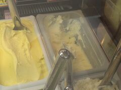 十勝野フロマージュにいく。
いつもはカマンベールチーズのアイスクリームを食べるんだけど、帯広農高のミルクアイスがあったのでこれにしてみる。