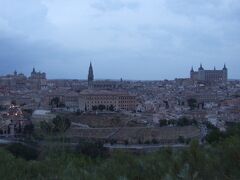 パラドール・デ・トレドからHoly Cathedral of Toledoとアルカサルの朝景を望む