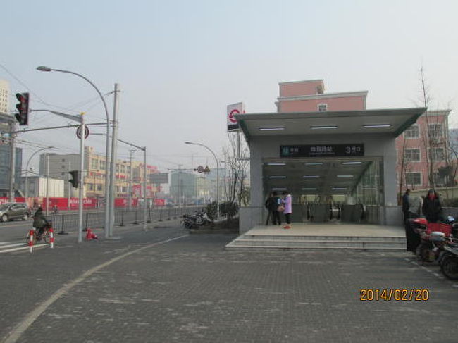 地下鉄１２号線隆昌路駅の３号出口は長陽路と隆昌路の交差点に出て来ます。<br />