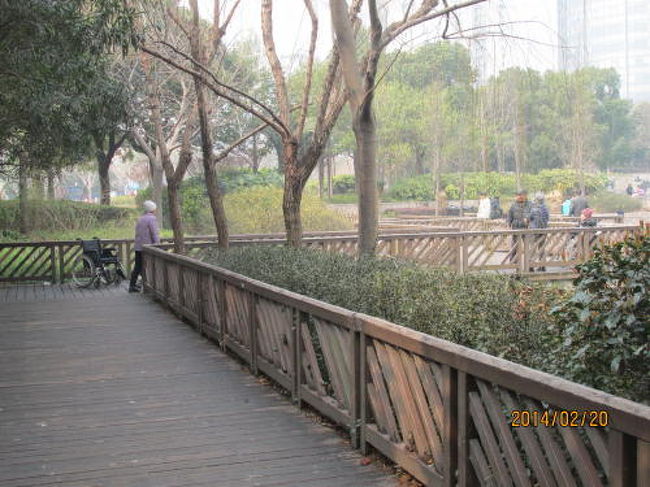 木製の九曲橋。<br />