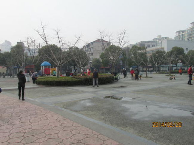 広場には子供用の遊具もあります。<br />