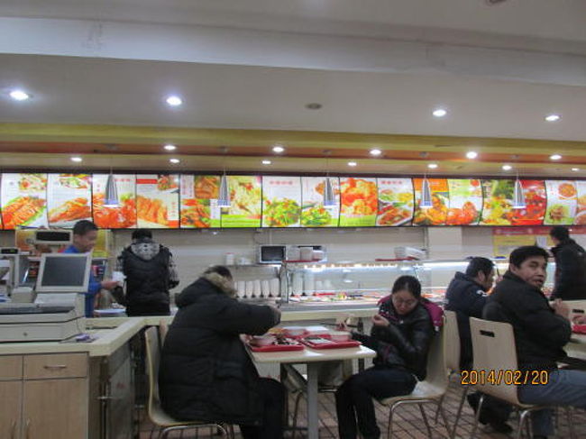 近くで昼飯、好きな物を少量づつ選んで食べれます。<br />