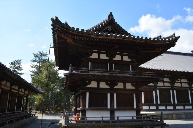 鼓楼は金堂・講堂の中間にある<br />２階建ての建築物。<br /><br />このバルコニーから参拝者に向かって<br />うちわをまくそう。意外と小さな建物で<br />その光景が想像できません〜。