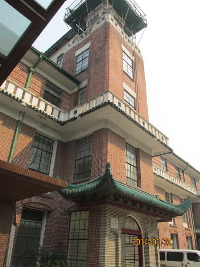 <br />戦時中は日本の軍用倉庫として使われました。とんがり屋根の塔とそりあがった青色瓦の軒は「ビルマ風建築」だそうです。当時の港でもひときわ目立った建物だったようです。<br /><br />