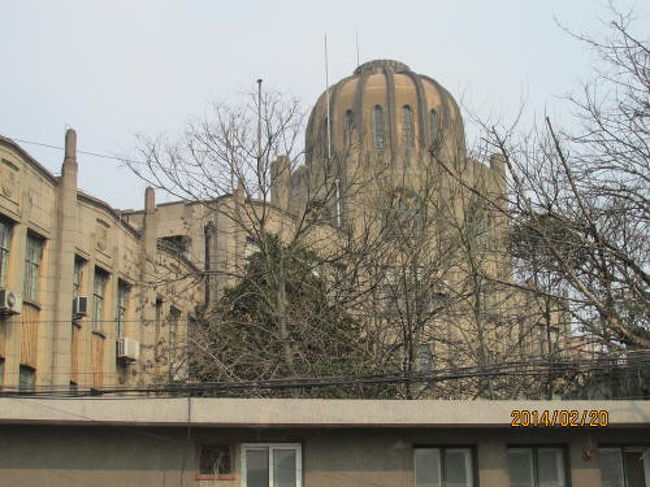 隣に古い病院の建物が見えます。<br />