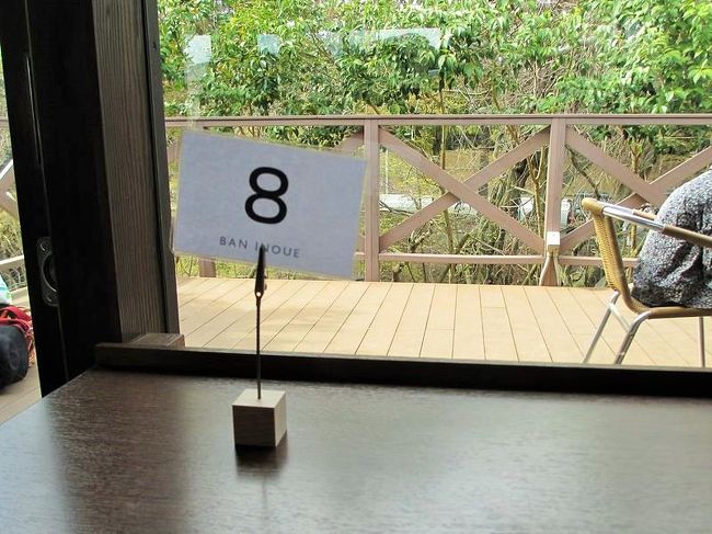 入り口近くのテーブル席が１つだけ空いてたのですが、外のテラス席が見えるカウンター席にしてみました。<br />注文（支払）は入り口のレジで先に済ませます。