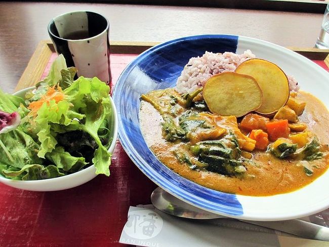 2度ほどランチをしに来たことがあるお店で、ランチセットをいただきたかったのですが、売り切れ>_<<br />選択肢は、2種類のカレーかハヤシライス。<br />仕方ないので、季節野菜と鶏のカレー（860円＋税）にしました。<br />でも、美味しかったです♪