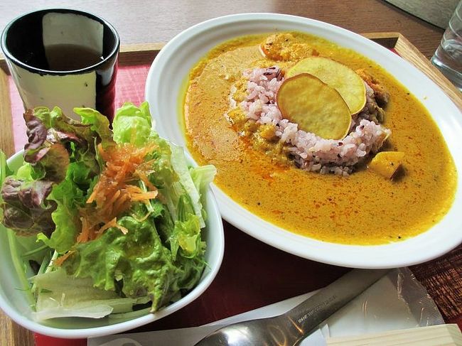 母は、ココナッツとエビのカレー（860円＋税）。<br />どちらも黒米です。<br /><br />実はこちらのお店は、麻製品やクラフト雑貨を扱ってるお店で、そこに併設されたカフェなんです。<br />買い物をしたことはないんですけど、可愛くて質の良い商品を置かれていますよ。