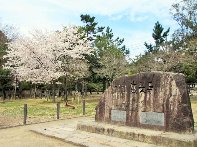ここも撮影スポットになっている世界遺産の石碑。<br />正面は人が多かったので、斜めから(^-^;