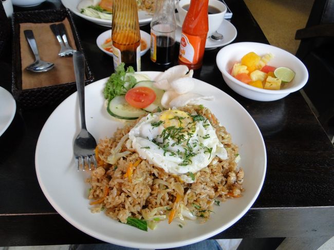 到着後、その足でクタにあるスパへ。雨音を聞きながら2時間ほどマッサージを受けました。その後、徒歩でHISのラウンジに向かい、特典の無料のナシゴレンをいただきました。期待してなかったけどこれがかなり美味しかったですｗ