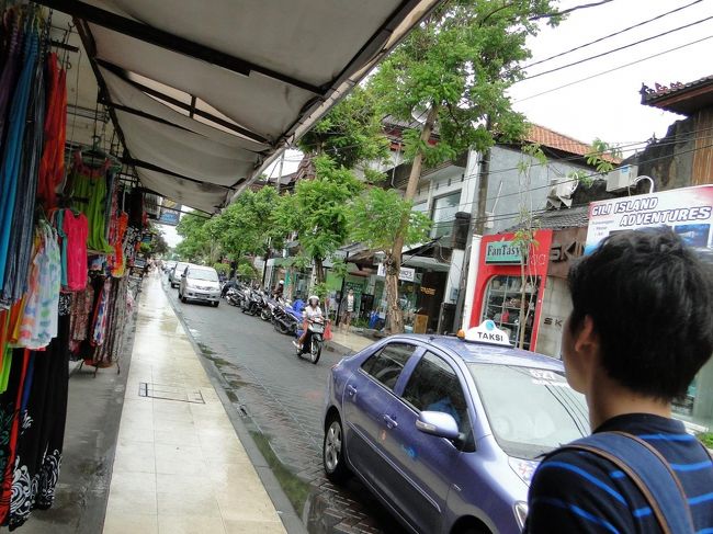 ホテルへの送迎が来るまでクタ地区をブラブラ。