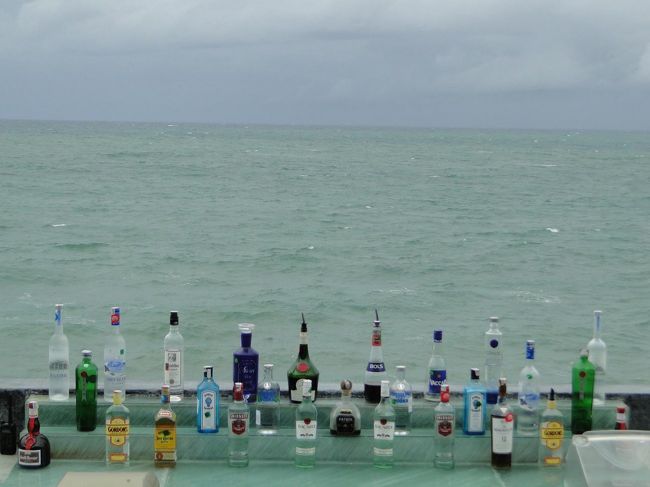 天気は悪く波が打ち付ける状態でしたが、アヤナに来たら最初はロックバーでしょ！ボトルの並べ方にもこだわりあるみたいｗ海をバックに芸術的☆