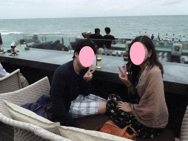 ソファー席をゲットできたもののこの日は小雨が降ったり肌寒かったです。