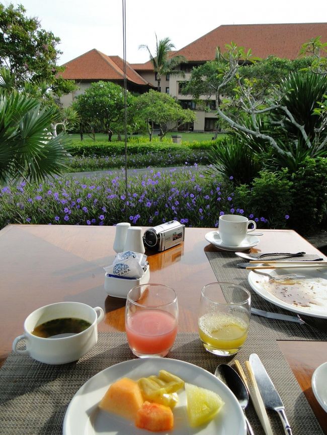 この日は幸い天気も良し！食後のコーヒー、フルーツジュースとフルーツで南国気分あげていきます。