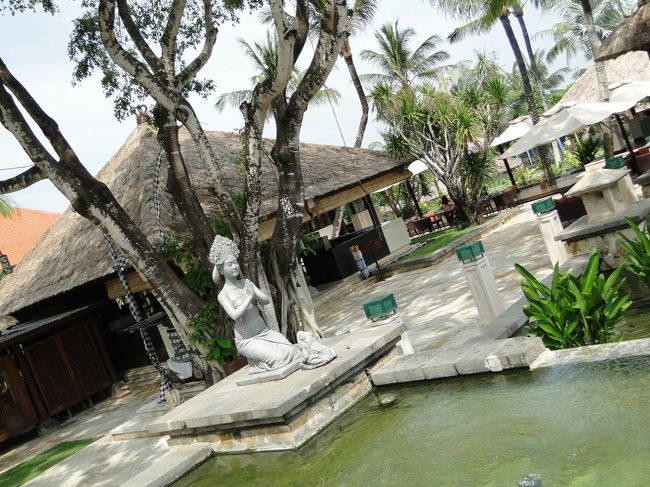 リッツカールトン時代の名残の石像も健在