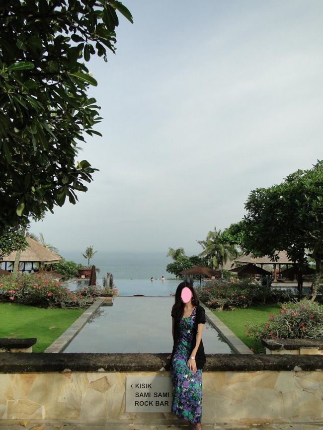 空、海、プール、池の青が連なる美しい構図が素晴らしい☆