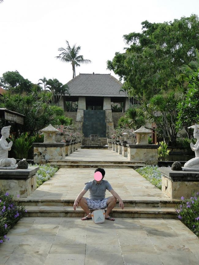 …の反対側がこうなってます。上部の瓦屋根がエントランス部。