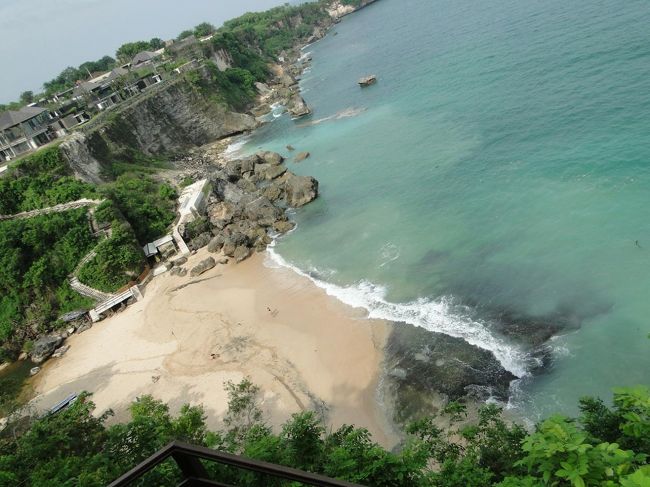 プライベートビーチへはホテルのエントランスからシャトルサービスがあります。車で5分ほどのクプビーチ。