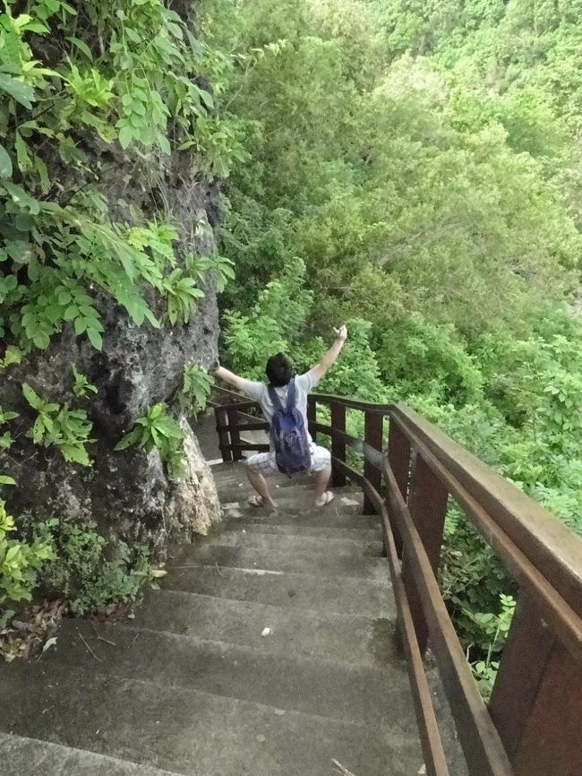 ビーチへと下る階段。めちゃくちゃ急勾配！