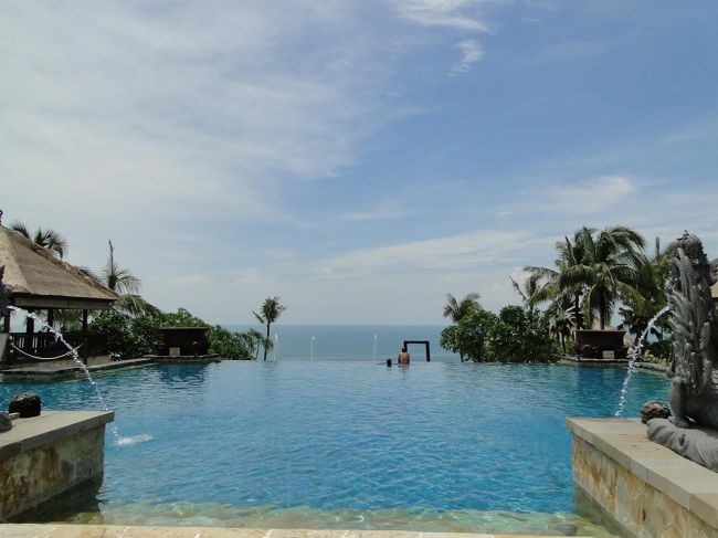 ホテルに戻り、今度はプールで泳ぎます！まずはメインプール☆