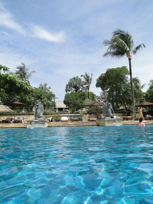 メインプールの中からプールサイドを見た図