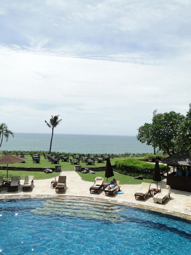 メインプールの下にあるこのプール、よく焼けて旦那様お気に召した模様