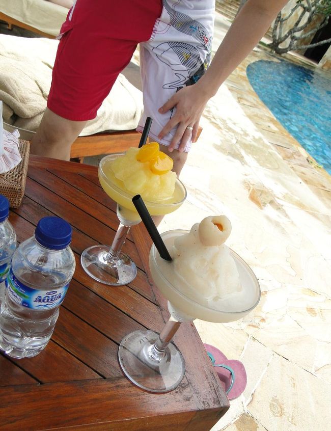 プールサイドでの読書のお供にフローズンダイキリ（ライチ・ピーチ）をオーダー☆これが最高！