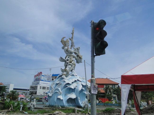 午後からは日本で予約していったチャーターカーで待ちにショッピングに出かけます。