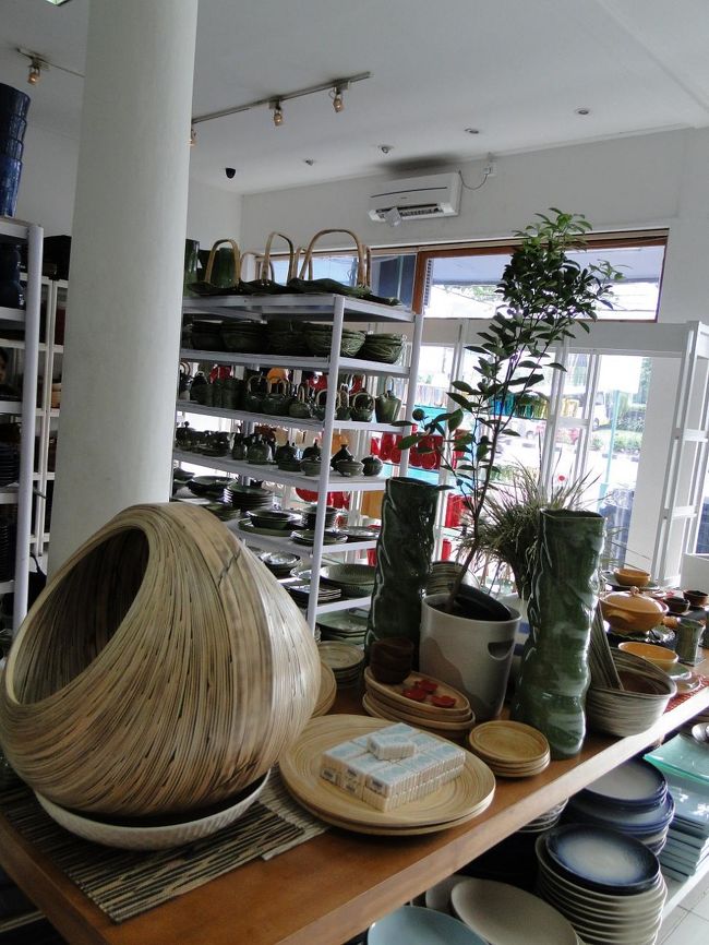 お店は広くないですが色別に並べてあります。