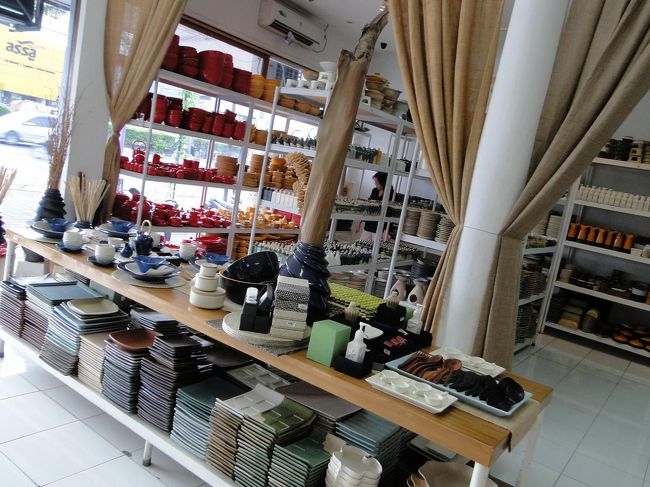 なかなか掘り出し物は見つからなかったけど何枚かお皿を購入！