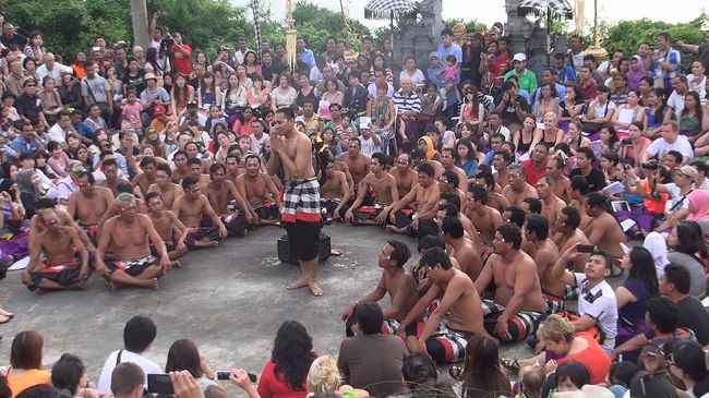 ついにケチャも見れました！<br />演目の途中で一人の演者が前に出てきた。