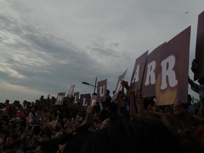 我々の後ろの列の人たちが一斉にボードを掲げる。<br />「WILL YOU MARRY ME?」<br />なんとサプライズプロポーズでした！