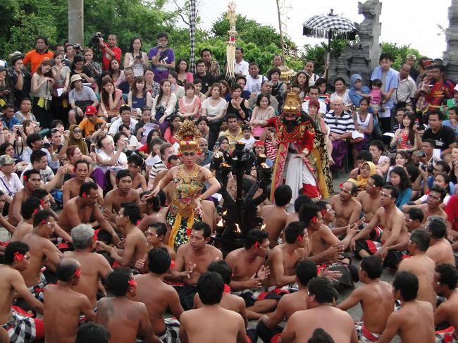 この日はすごい観客で隣の人と肌が触れるほどぎゅうぎゅうでしたが楽しめました。