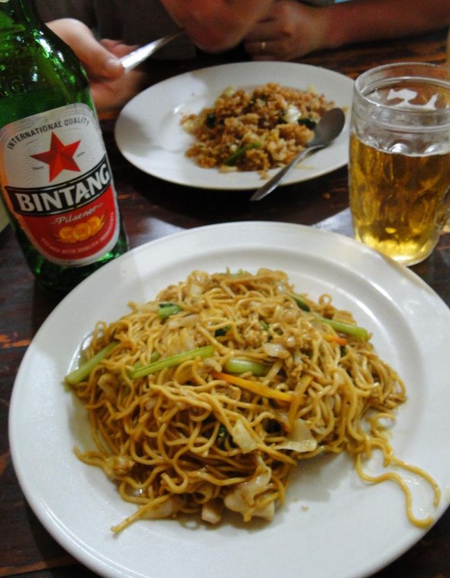 ホテルに帰る前にホテル近くのJAYA SEMPURNAで夕食をとることに。<br />中華風インドネシア料理って感じでしょうか。<br />