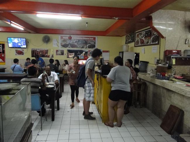 紙にメニューの番号を記載して渡すスタイルでした。とっても賑わってました